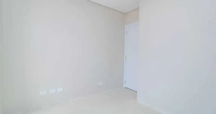 Sobrado novo com 3 dormitórios e 1 vaga de garagem em Curitiba