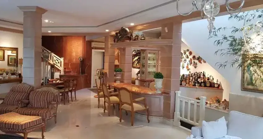Casa com 9 suítes sendo 2 de serviço e Deck privativos na Praia Da Sepultura em Bombinhas