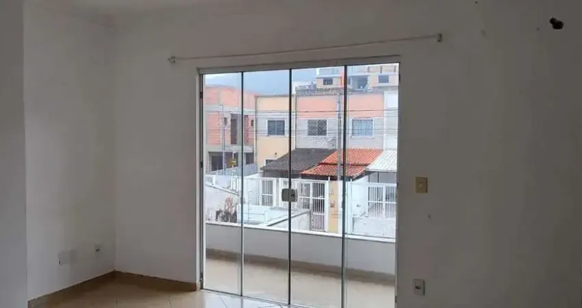 Sobrado com 3 quartos sendo 1 suíte e 2 vagas de garagem em Camboriú