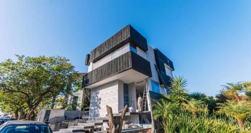 Casa de Alto Padrão em Condomínio com 3 suítes, 3 vagas de garagem na Praia do Estaleiro em BC