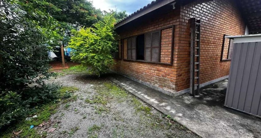 Casa com 3 dormitórios sendo 1 suíte,  3 vagas de garagem no Centro de Balneário Piçarras