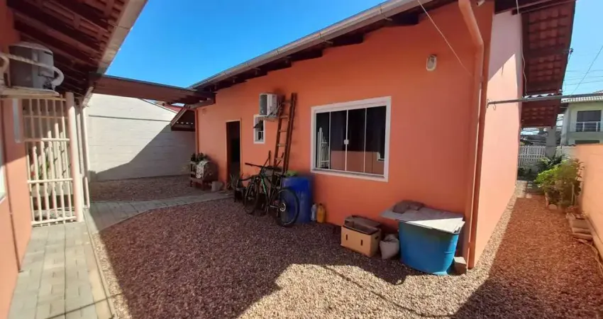 Casa com 3 dormitórios sendo 1 suíte e 2 cozinhas planejadas, na Meia Praia, Navegantes, SC