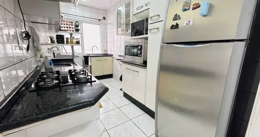 Apartamento quadra mar com 2 dormitórios e 1 vaga de garagem no Centro de Balneário Camboriú