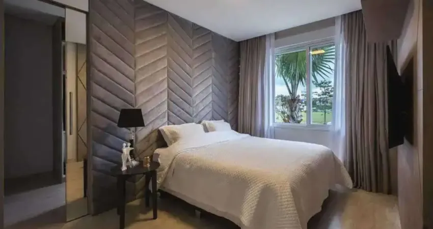 Casa pronta para morar em condomínio fechado com 4 suítes e 4 vagas no Centro de Camboriú