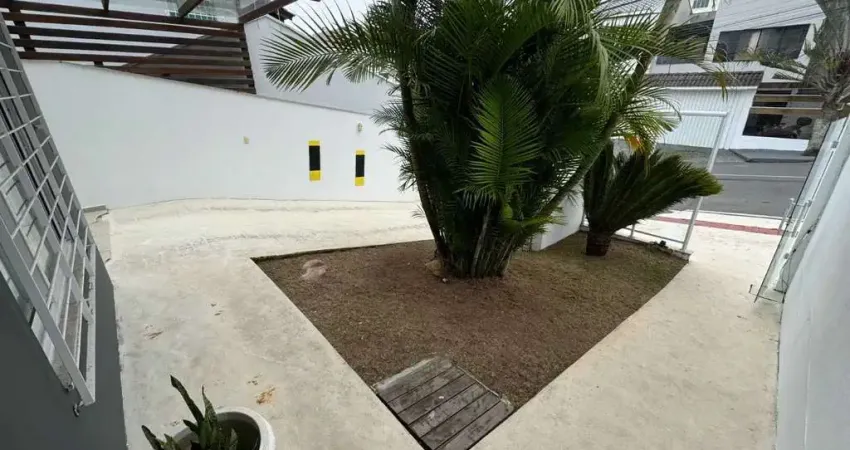 Sobrado com 3 dormitórios e 2 vagas de garagem em Balneário Camboriú-SC.