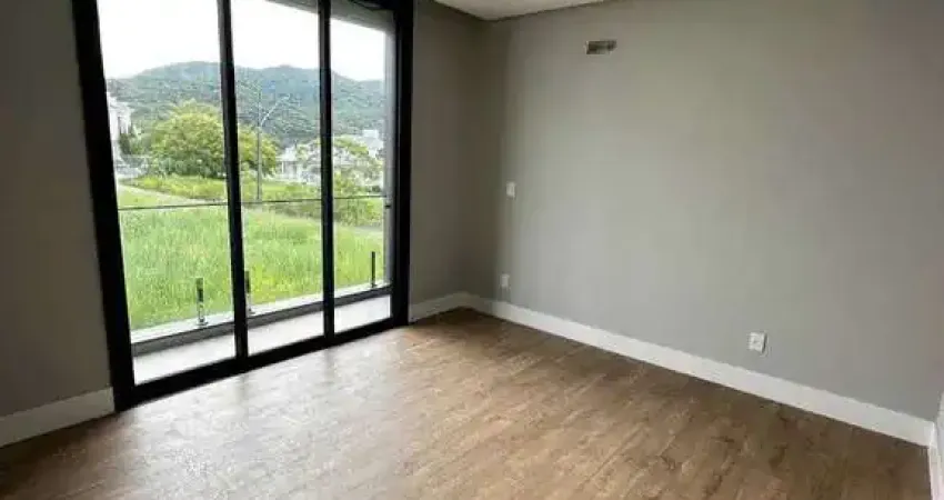 Casa com 3 suítes e 3 vagas de garagem no Bairro Pedra Branca em Palhoça