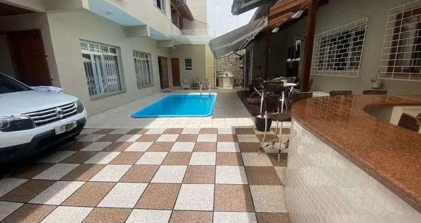Casa à Venda, 176m2,  Casa Principal Com 2 Dormitório (2 Suítes), Espaço Gourmet e Piscina, Sistema de Energia Solar, Trindade - Florianópolis,/SC
