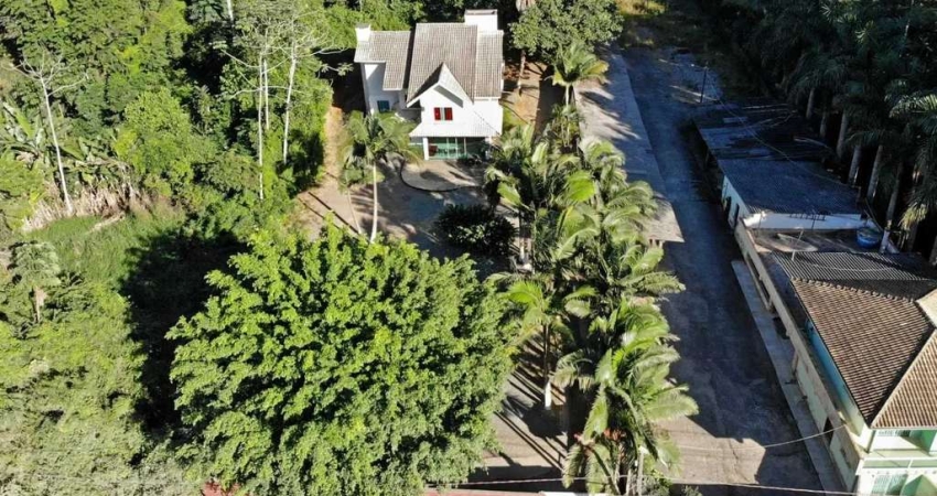 Amplo terreno com casa a 800 metros do mar em Penha
