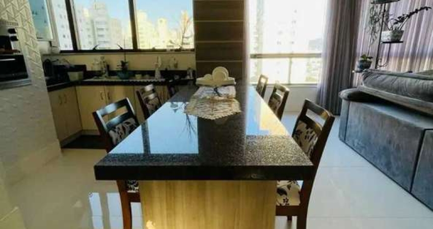 Apartamento com 3 suítes e 2 vagas de garagem no Centro de Balneário Camboriú