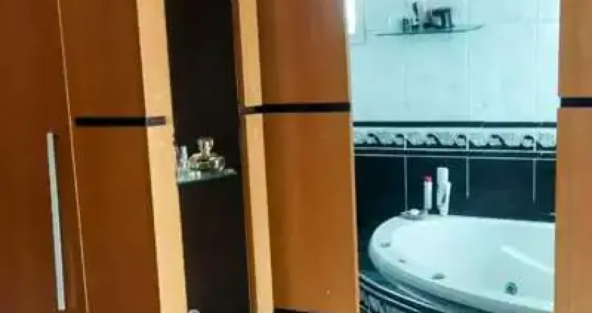Sobrado com 4 suítes, 3 vagas e piscina no Bairro Uberaba em Curitiba-PR