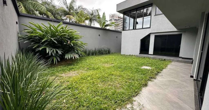 Casa nova de alto padrão com 4 suítes e 3 vagas de garagem em Itajaí