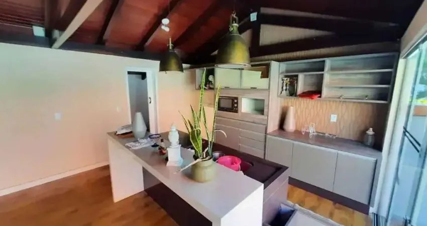 Casa com 5 quartos sendo 2 suítes e 5 vagas na praia dos amores em Balneário Camboriú- SC.