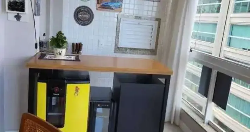 Apartamento com 1 suíte e 2 demi-suítes 2 vagas de garagem - Quadra mar no centro de Itapema