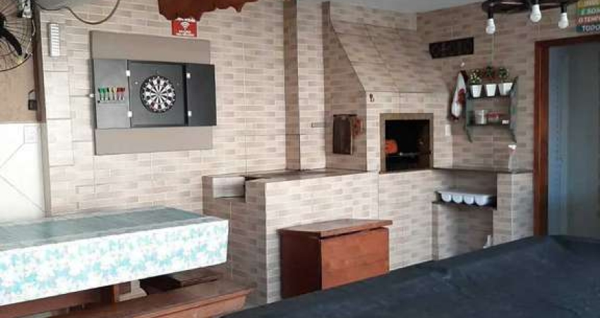 Casa com 6 dormitórios sendo 3 suítes á 250 metros do mar no bairro Armações em Balneário Piçarras