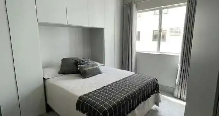 Apartamento mobiliado com 2 dormitórios sendo 1 suíte e 1 vaga no centro de Balneário Camboriú