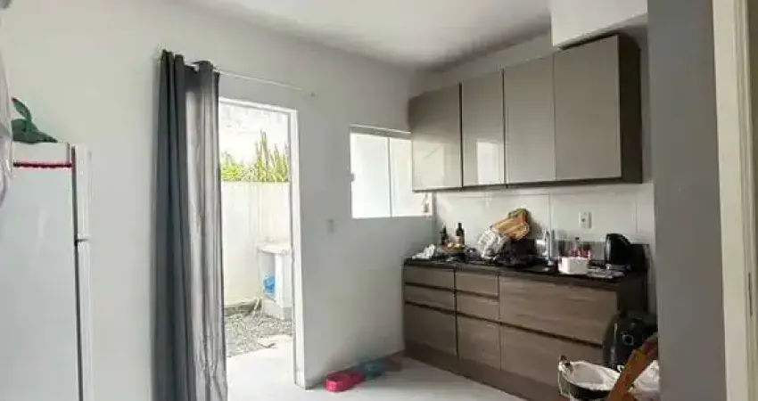 Sobrado semi-mobiliado com 2 dormitórios e 1 vaga em condomínio fechado no Espinheiros em Itajaí