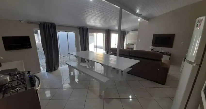 Casa mobiliada com 3 dormitórios e 1 vaga de garagem no Bairro Meia Praia em Navegantes