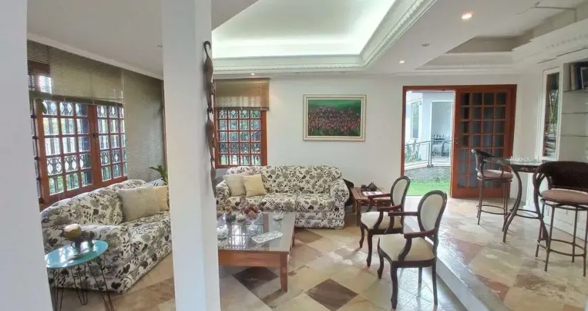 Casa com 4 Dormitórios à Venda, Área de 316  m2,  Piscina, Edícula e Anexo - Santa Mônica, Florianópolis/SC
