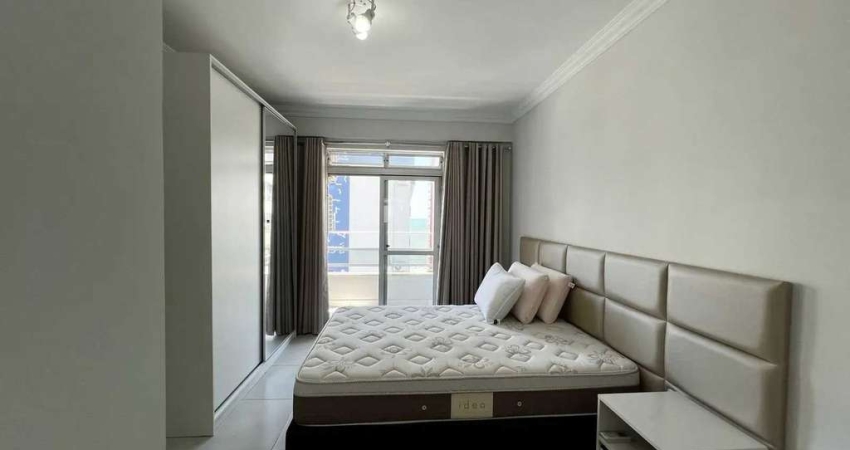 Apartamento quadra mar com 2 suítes e 1 vaga de garagem no Centro de Balneário Camboriú