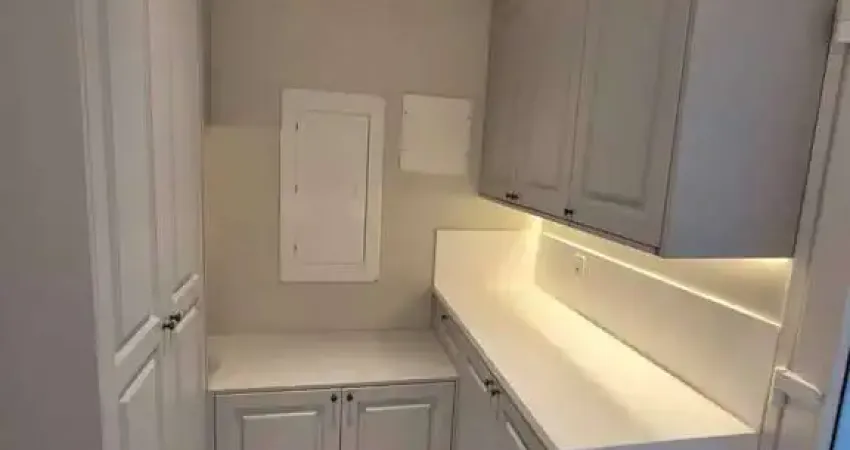 Luxuosa casa com 5 suítes, 6 vagas de garagem em condomínio em Camboriú