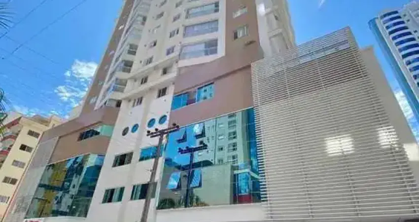 Apartamento mobiliado com 3 dormitórios, 2 vagas de garagem no Centro de Balneário Camboriú