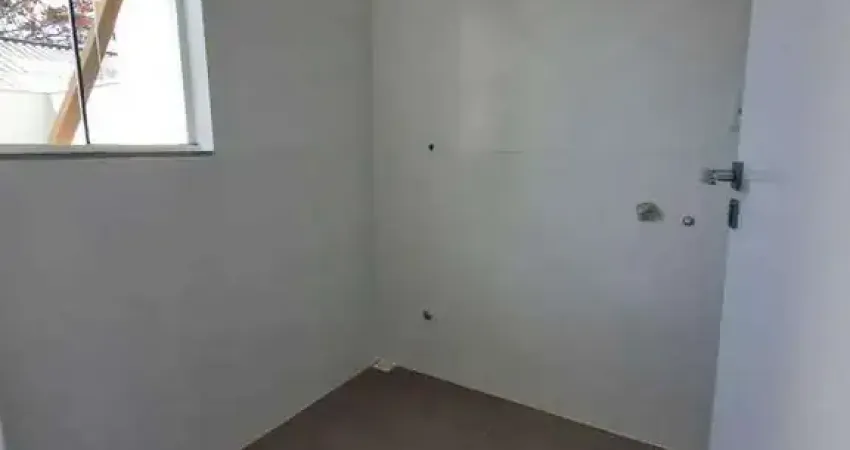 Sobrado com 3 dormitórios sendo 1 suíte, 1 vaga de garagem na Meia Praia em Navegantes