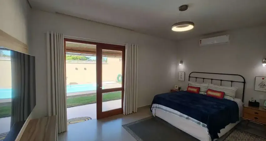Casa em condomínio com 3 dormitórios sendo 2 suítes a 7 min da praia e Porto Seguro, Bahia.