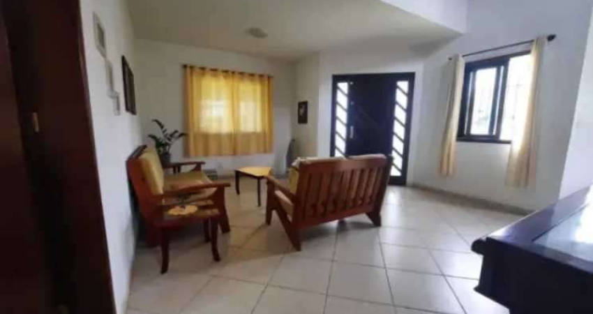 Casa mobiliada com 4 quartos sendo 1 suíte e 3 vagas de garagem no Centro de Balneário Piçarras