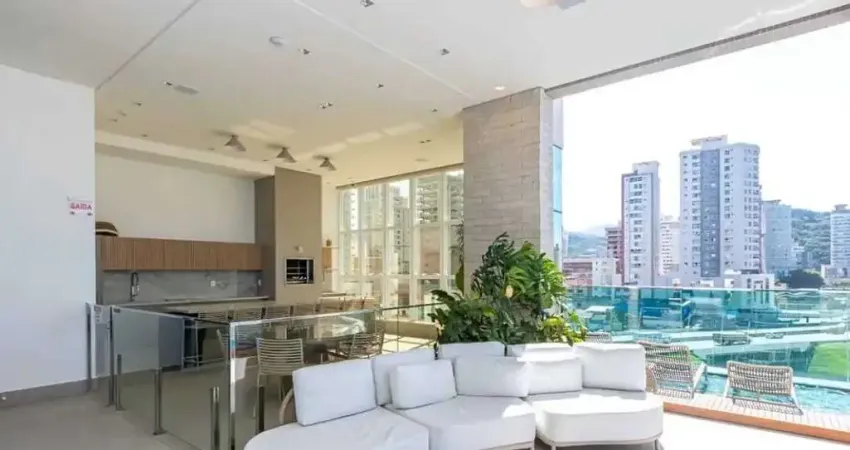 Apartamento com 3 suítes e 4 amplas vagas de garagem na Meia Praia em Itapema