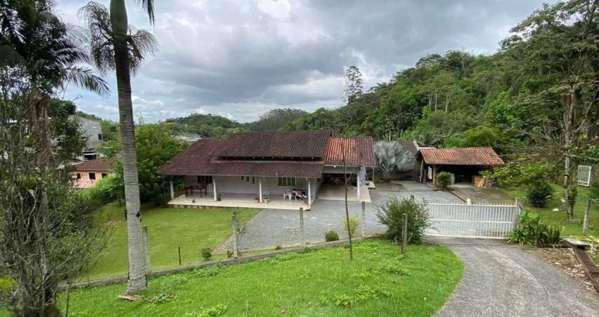Pequena Chácara Urbana com 3 dormitórios sendo 1 suíte, 5200 m² em Testo Salto, Blumenau
