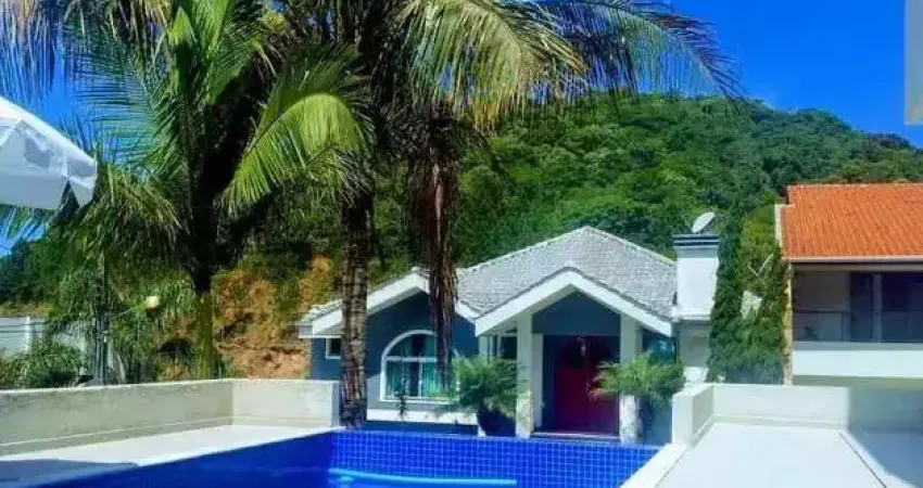Belíssima Casa em Condomínio fechado com 3 suítes e 2 vagas no Bairro Ariribá em Balneário Camboriú