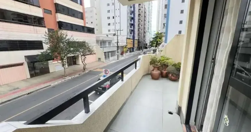 Apartamento diferenciado com 2 dormitórios sendo 1 suíte e 1 vaga de garagem a 350m da Praia Central