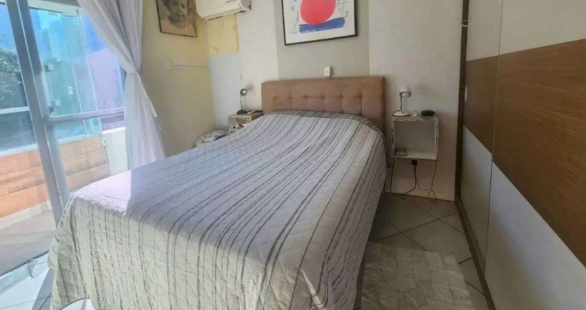 Apartamento semi-mobiliado com 2 dormitórios sendo 1 suíte e 2 vagas no Centro de Balneário Camboriú