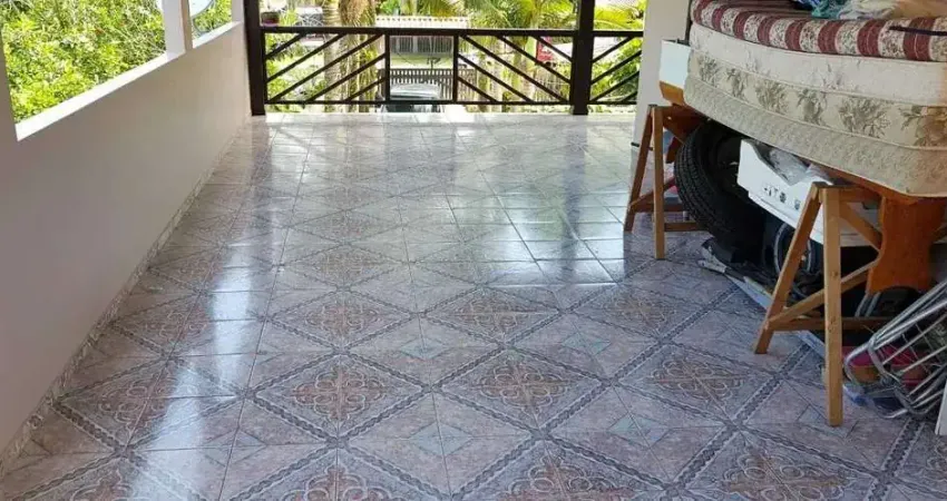 Sobrado com 3 dormitórios sendo 2 suítes e 2 vagas de garagem a 700 M² do mar