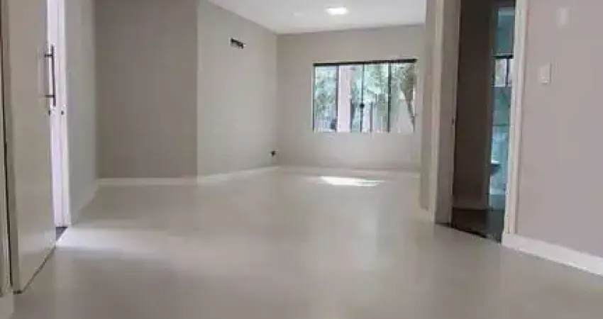 Casa com piscina e 3 dormitórios sendo 1 suíte e 1 vaga de garagem no Bairro São Judas em Itajaí