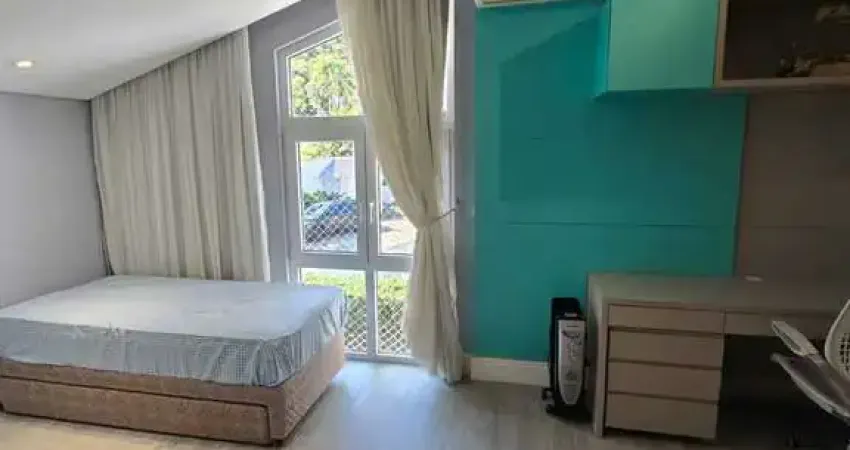 Casa com 4 suítes, 3 vagas de garagem em condomínio fechado no Centro de Balneário Camboriú