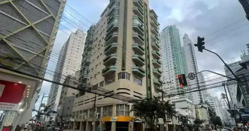 Apartamento com 2 dormitórios, 1 vaga de garagem rotativa no Centro de Balneário Camboriú