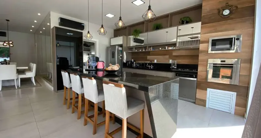 Casa mobiliada no condomínio caledônia com 4 suítes e 4 vagas de garagem em camboriú-sc