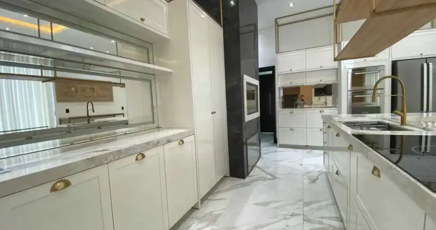 Casa triplex finamente mobiliada e equipada com 3 suítes e piscina com borda infinita em Camboriú/SC