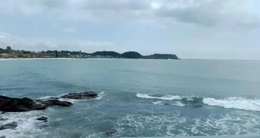 Casa pé na areia com piscina e vista espetacular da praia de Armação - Penha/SC.