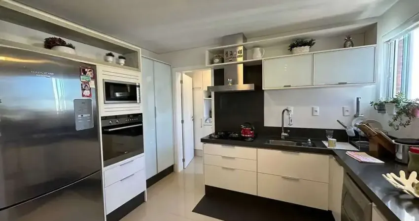 Apartamento andar alto mobiliado com 3 suítes e 2 vagas de garagem no Centro de Balneário Camboriú
