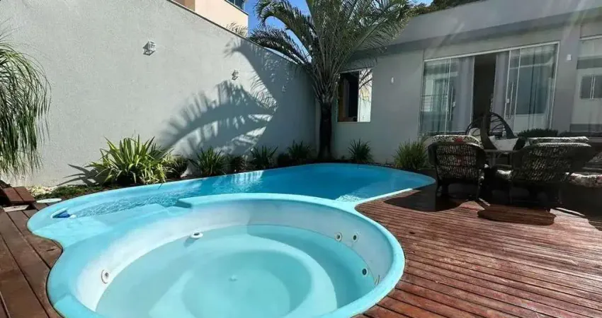 Casa de alto padrão mobiliada com 3 suítes e 2 vagas de garagem na Ressacada em Itajaí