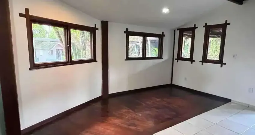Casa com quintal e 3 dormitórios sendo 1 suíte e 4 vagas de garagem em Porto Seguro BA