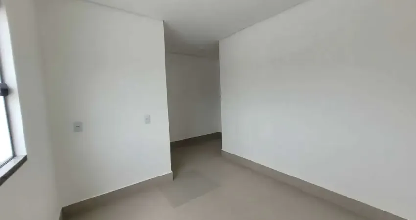 Sobrado com 2 suítes e 1 vaga de garagem no bairro Espinheiros em Itajaí/SC