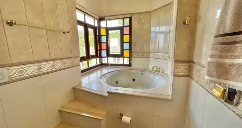 Casa com Piscina e Vista Mar! 4 dormitórios sendo 2 suítes no Bairro Cabeçudas em Itajaí