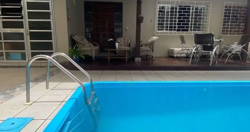 176m2,  Casa Principal Com 2 Suítes, Espaço Gourmet e Piscina, Sistema de Energia Solar, Trindade - Florianópolis/SC