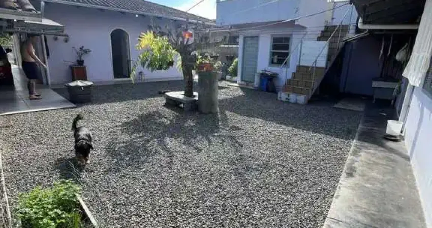 Casa com 3 dormitórios e 4 vagas sendo 2 cobertas - floresta | joinville/sc