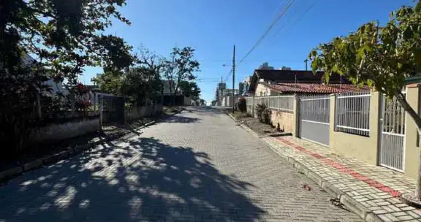 Casa com 3 dormitórios sendo 1 suíte e 4 vagas a 300m da praia em balneário piçarras/sc