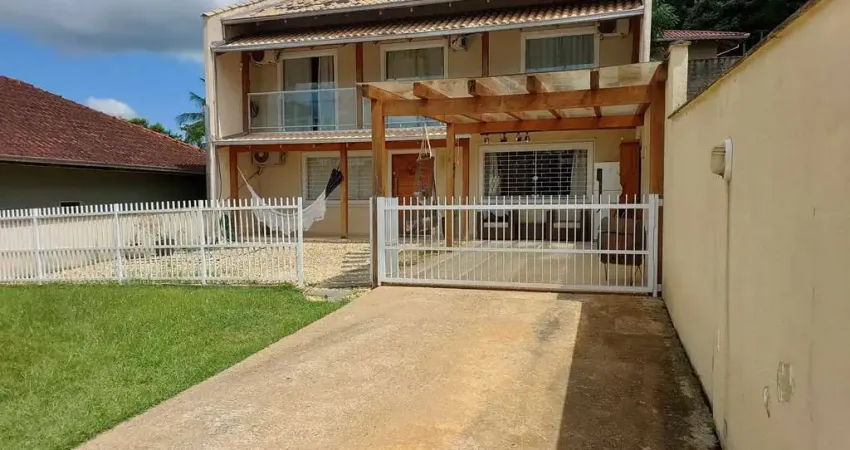 Sobrado semimobiliado com 3 dormitórios sendo 1 suíte com 5 vagas em joinville/sc