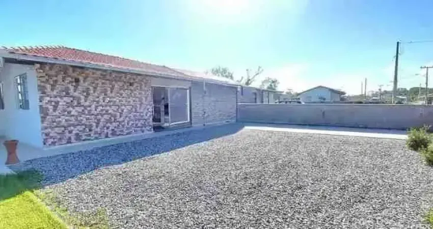 Casa com piscina tendo 2 dormitórios e 2 vagas de garagem no bairro itapocú em araquari